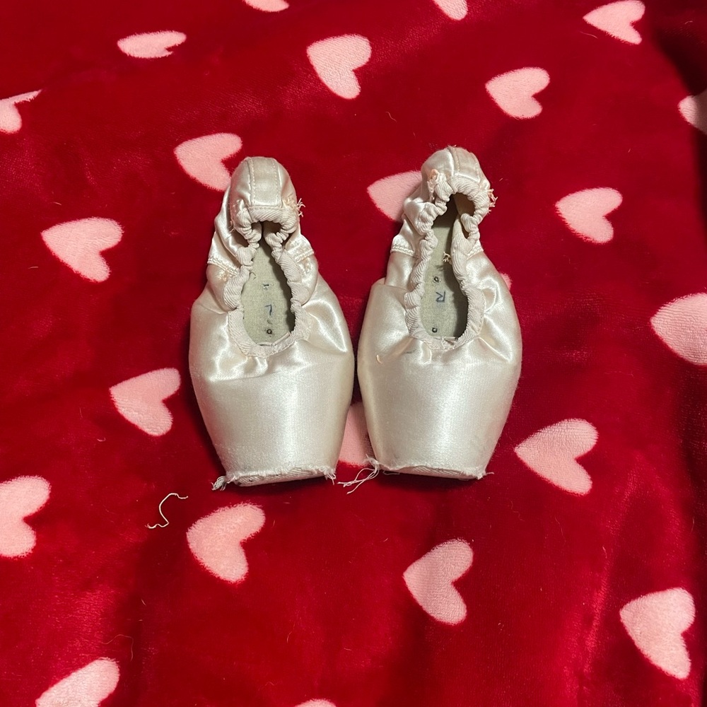 Worn ballet shoes 🩰 Used ballerina shoes 🩰 Dead pointe shoes 🩰